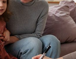 Tipps für Eltern: Das erste Gespräch mit dem neuen Babysitter